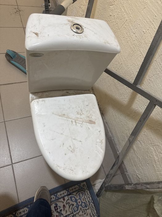 Отдам целый унитаз
