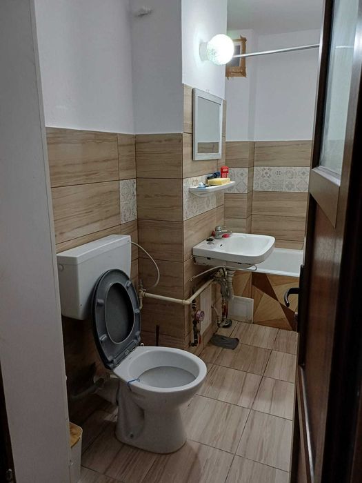 Inchiriez apartament centru Beius