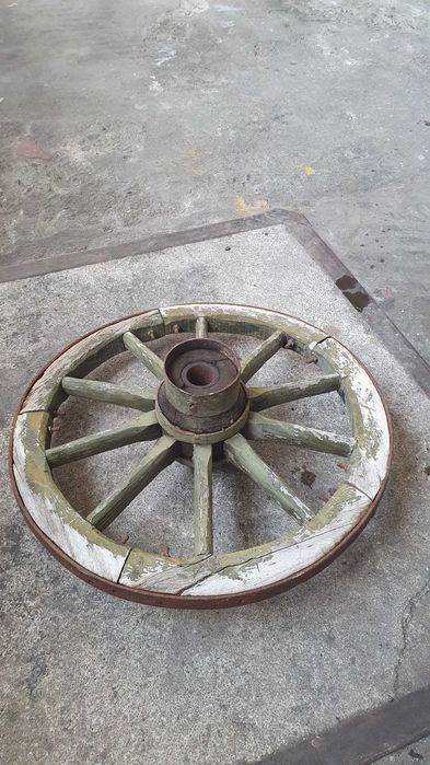 Запазени колела от стара каруца