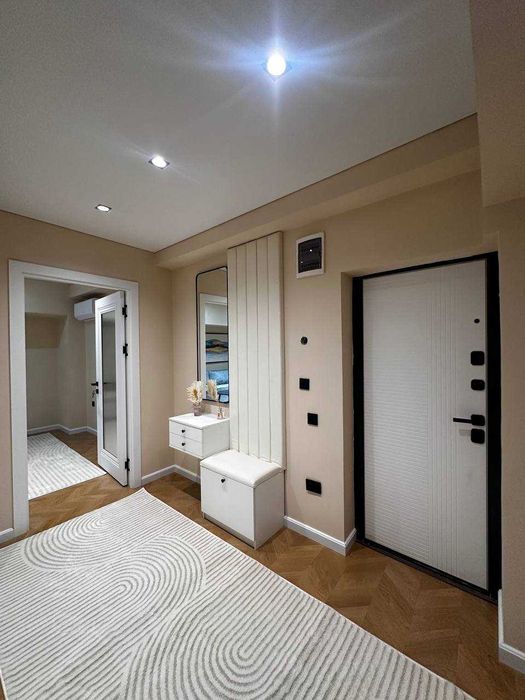 Ц-5 м.Минор 2-комн 2/4 55 м² кирпич евроремонт меб/тех внутри массива