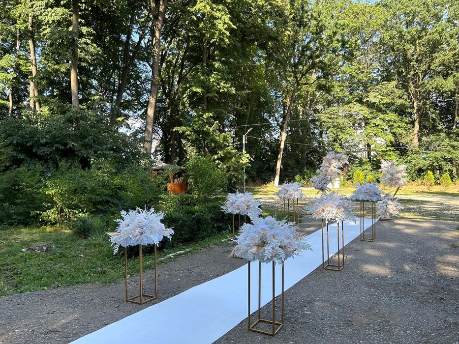 Inchiriez aranjamente florale arcada, stalpisori, panou foto