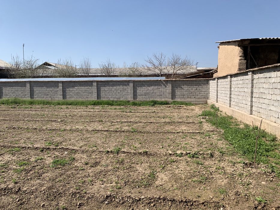 Uchastka hovli uy sotiladi