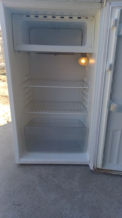 SAMSUNGхаладильник высота 1м60см в отличном состояние всё заводской