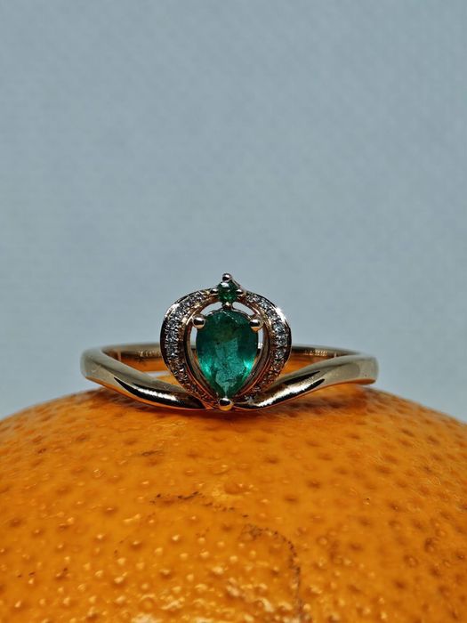 Золото с бриллиантами и изумрудами