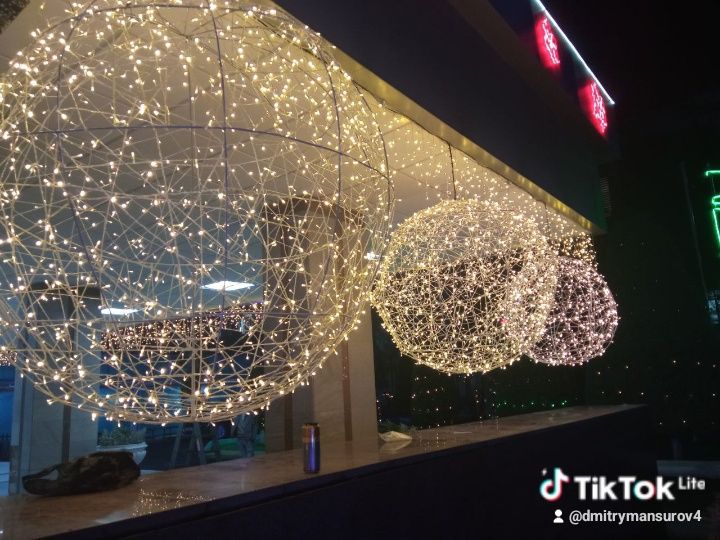 Новогоднее оформление фасадов зданий домов офисов магазинов,