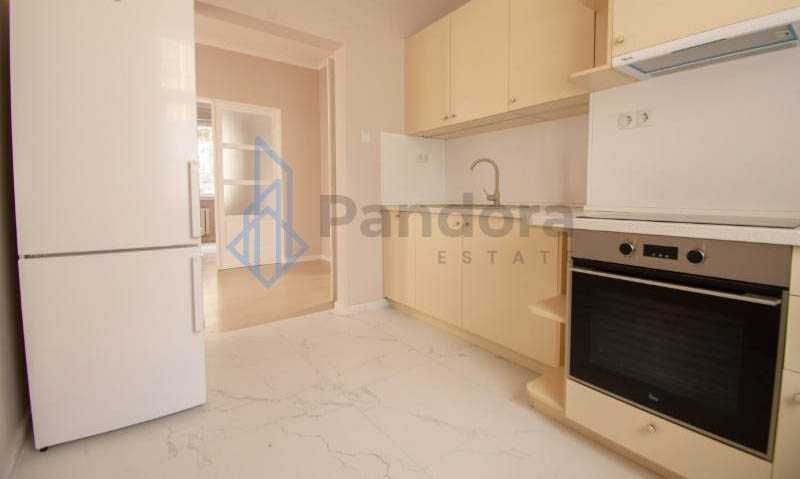 Дава се под наем Тристаен апартамент в София, Център - 83 кв.м за 600 € - Снимка #1