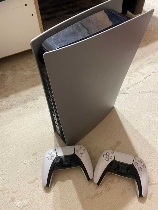 Sony PlayStation 5 c двумя джойстиками и 4 игры в комплекте.