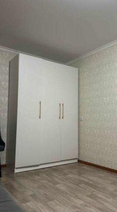 Шкаф с зеркалом продам