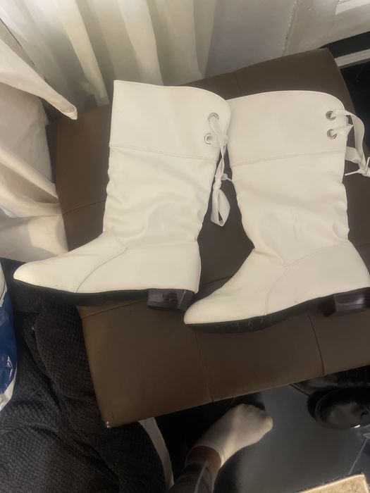 Много удобни бели ботушки чисто нови с връзки от горе