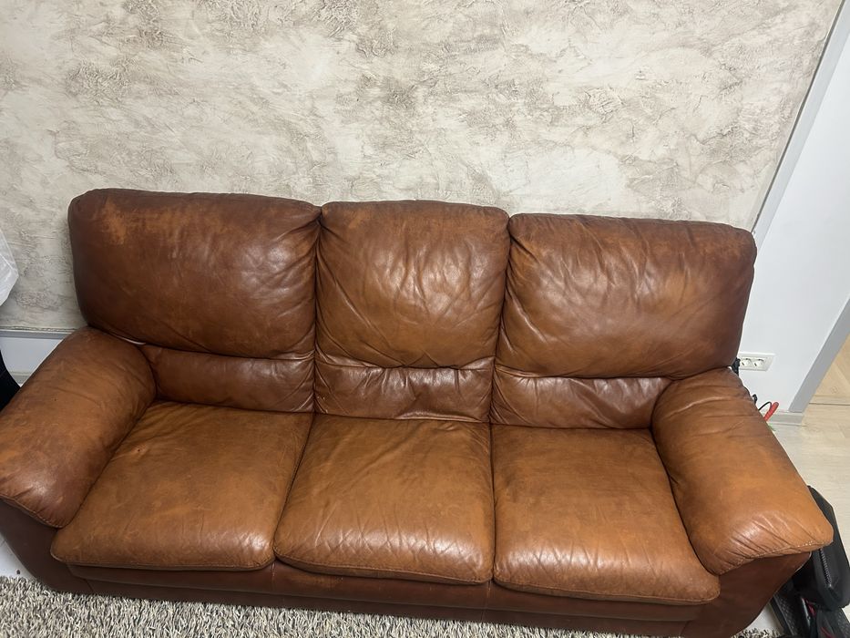 Vand  2 canapele din piele naturala, extrensibile.de 3 si 2 locuri