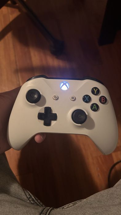 Vând Xbox One S 1TB