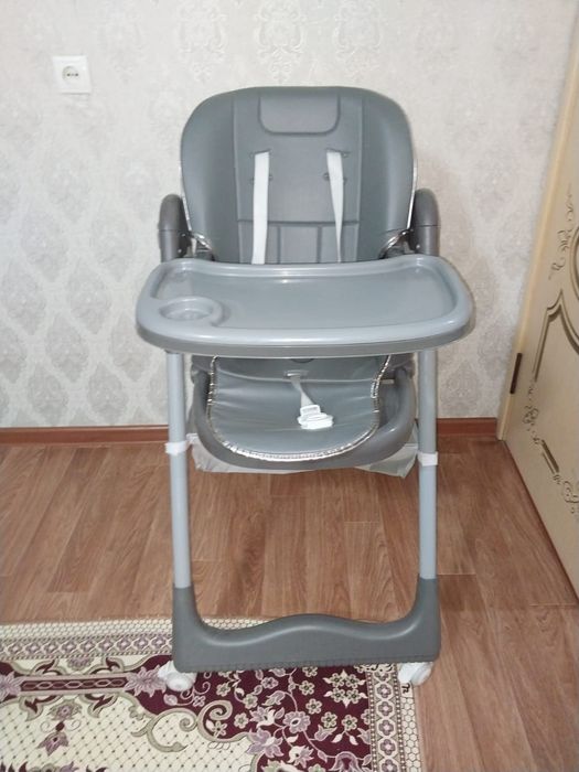 Столик для малыша с колесами