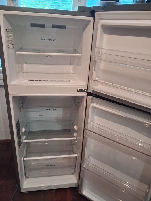Продава хладилник LG