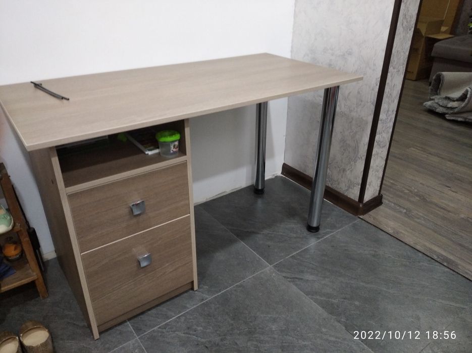 Письменный стол ,почти новый