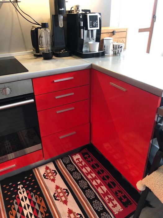 Кухня в черно и червено