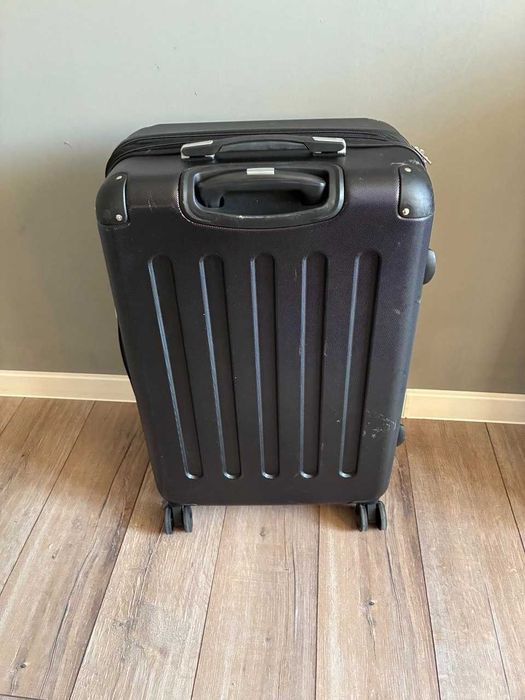 Чемодан на колесиках Amazon Basics