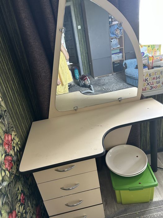 Столик с зеркалом