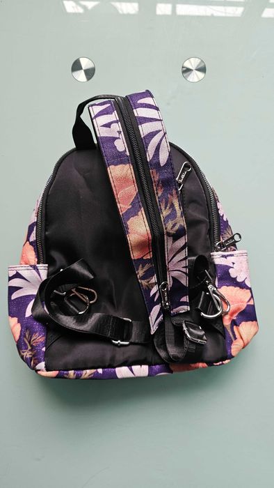 Дамска раница черна с флорални мотиви