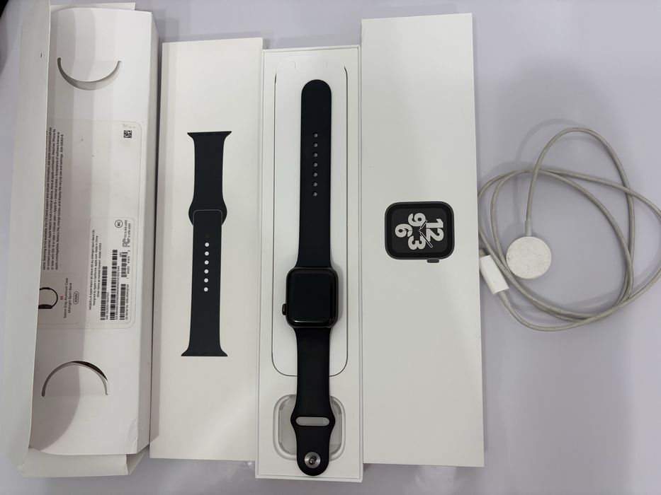 продам часы apple watch se 50000тг