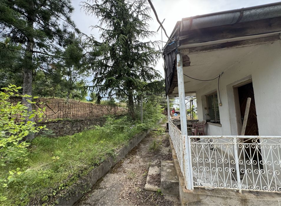 Просторен парцел с къща в землището на село Люляк с ток и вода