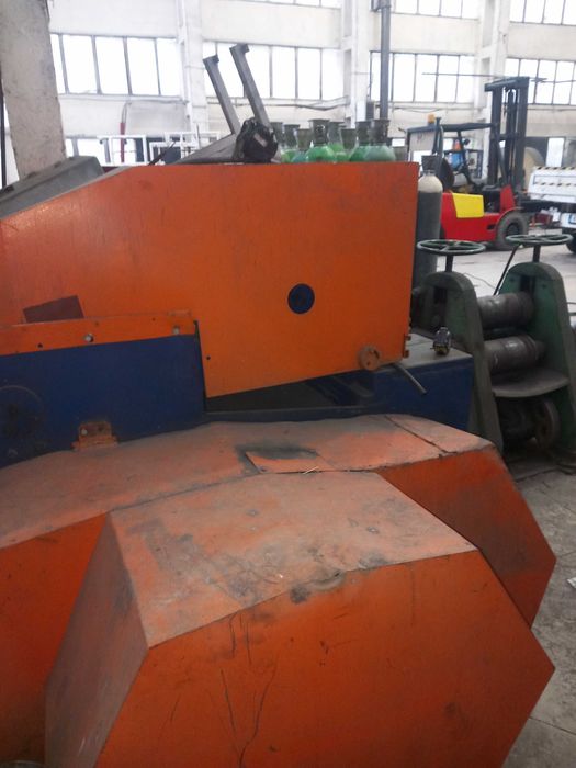 Гилотина за рязане на ламарина