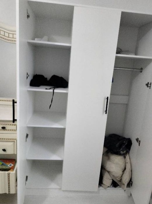 Продам шкаф белый распашной срочно