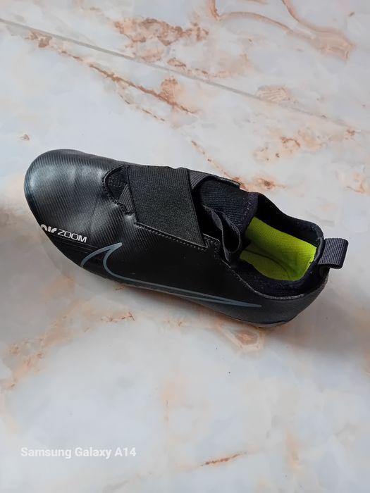 Продавам футболни обувки Nike