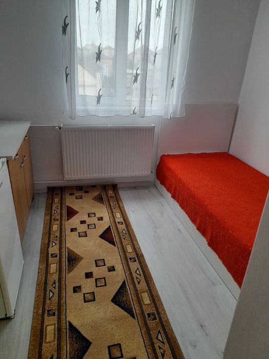 Inchiriez garsoniera 11mp