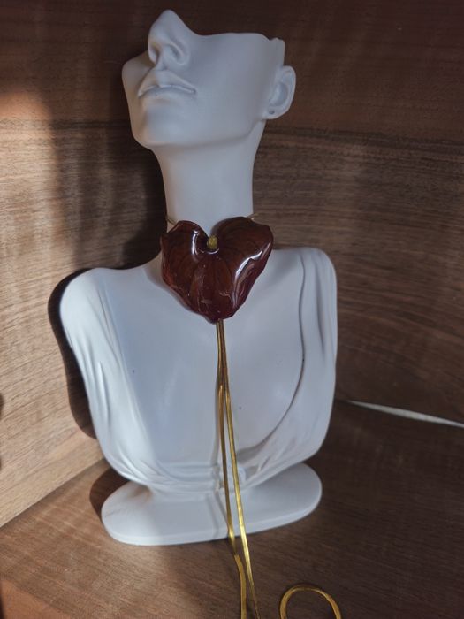 Колие с естествен цвят на Антуриум.