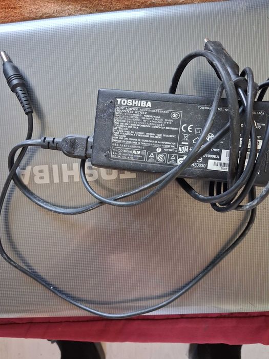продавам зарядно + лаптоп за части
