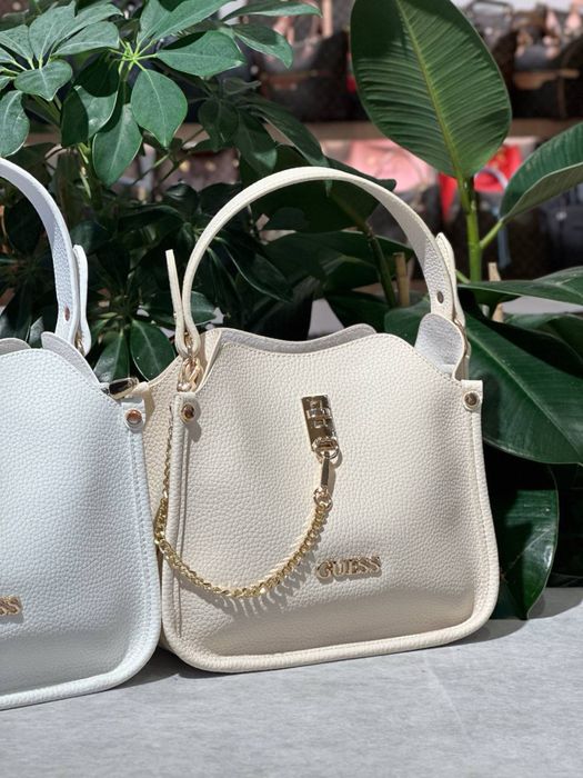 Geanta Guess Noua !!! Dimensiuni 24/21 !!!