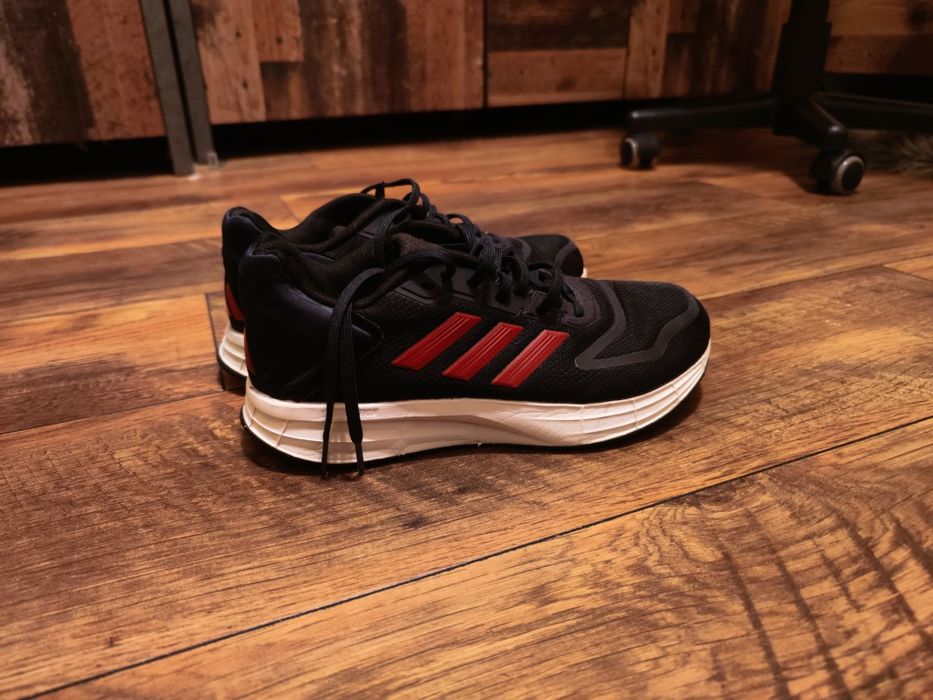 Спортни обувки адидас оригинални 39 размер в отлично състояние