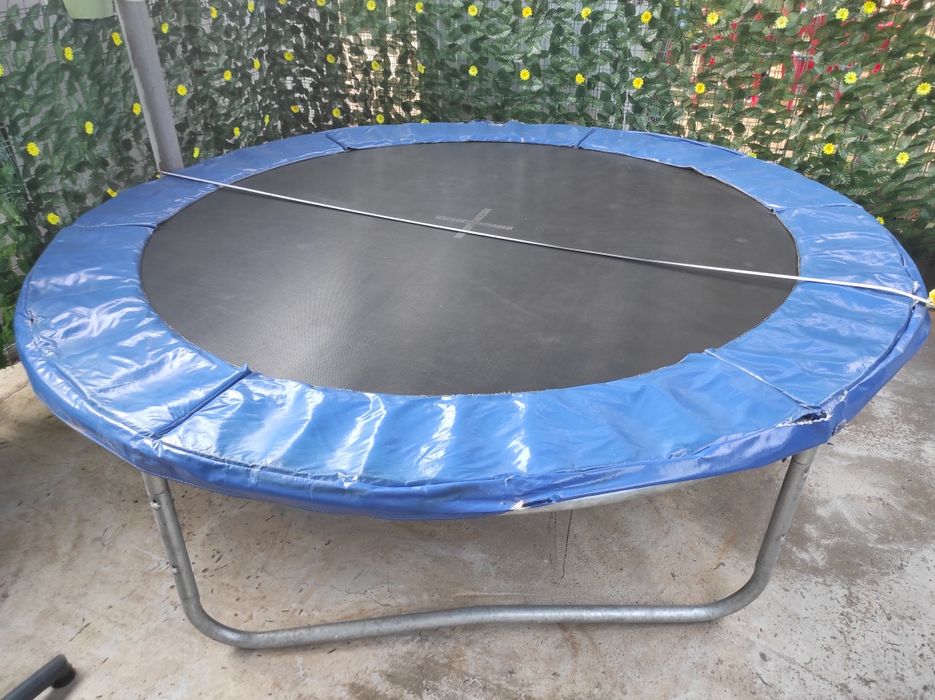 Vând trambulina max 120 kg 250 cm diametru