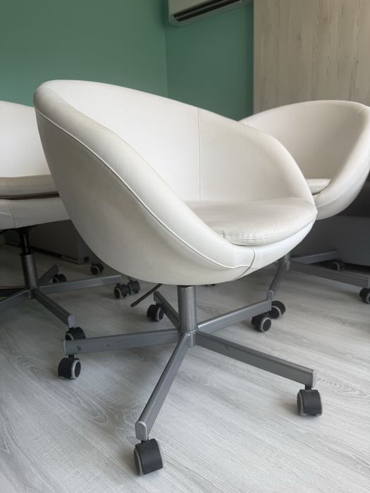 5 броя офис кресла IKEA SKRUVSTA в бял цвят