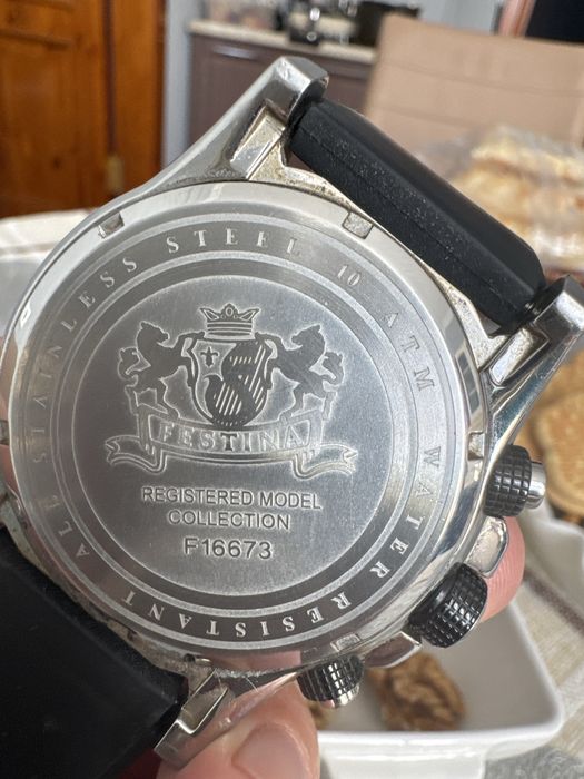 Часы Festina.