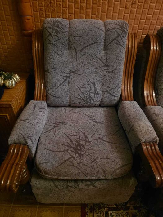 Продам мягкий уголок, диван и два кресла .