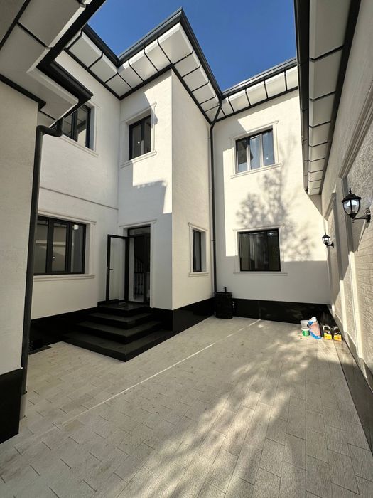 Uchaska sotiladi 5 xona 1 metro bekat