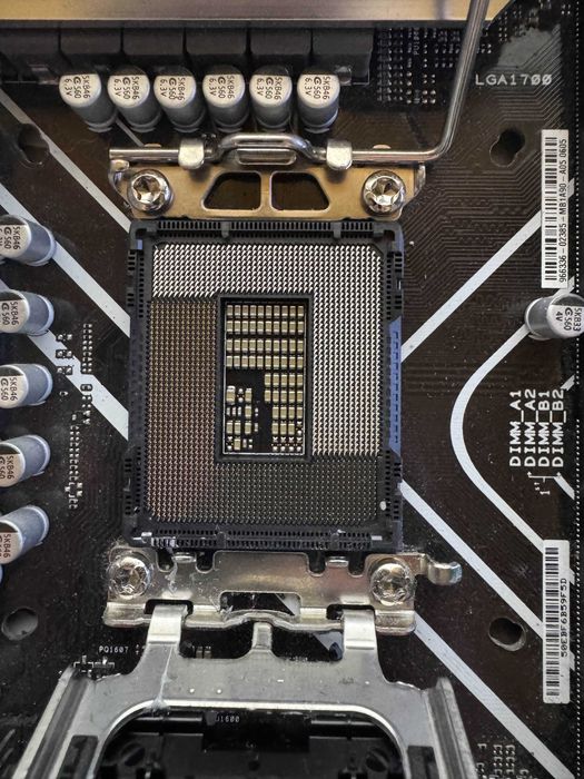 Asus Z690-P WiFi DDR5 + Intel Core i7-12700K + 32GB RAM HyperX