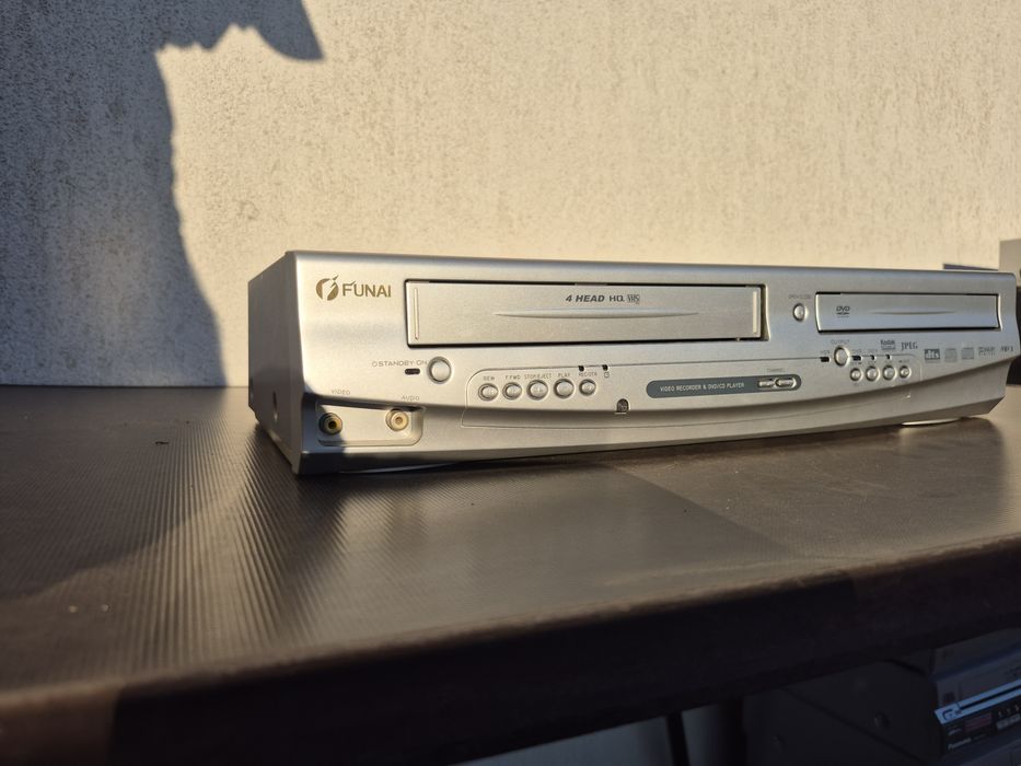 Vând video recorder & DVD Player marca Funai model DVPR-6530