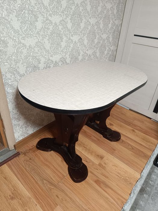 Стол.              .