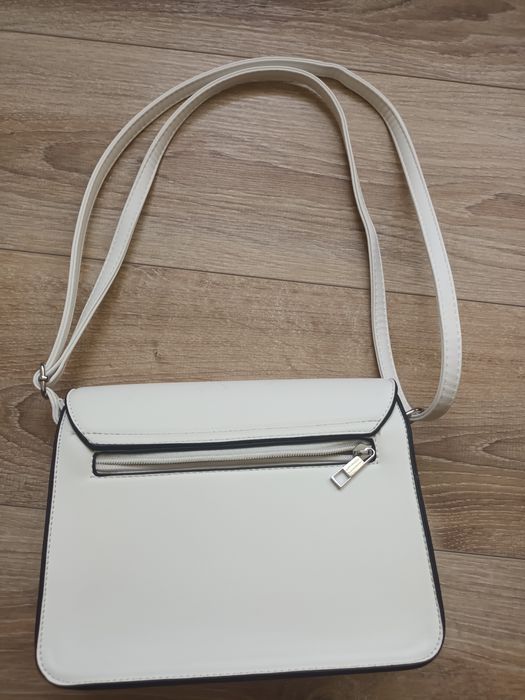 Бяла дамска чанта с регулируема дръжка