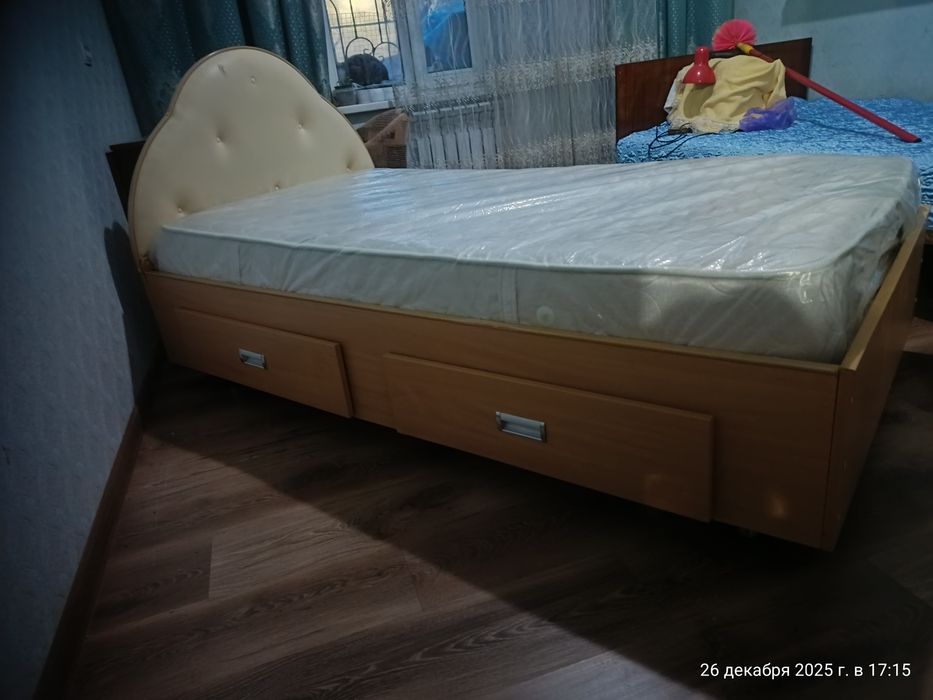 Продам кровать полуторо спальную