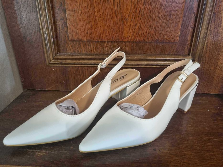 Бели елегантни обувки