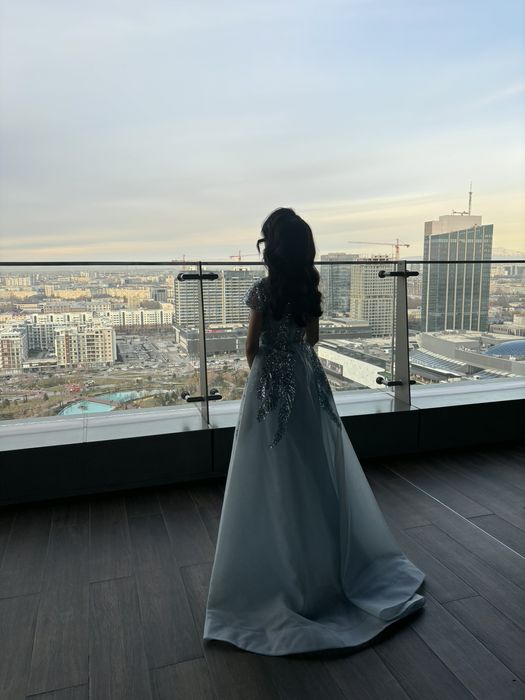 Вечернее платье серо-голубое