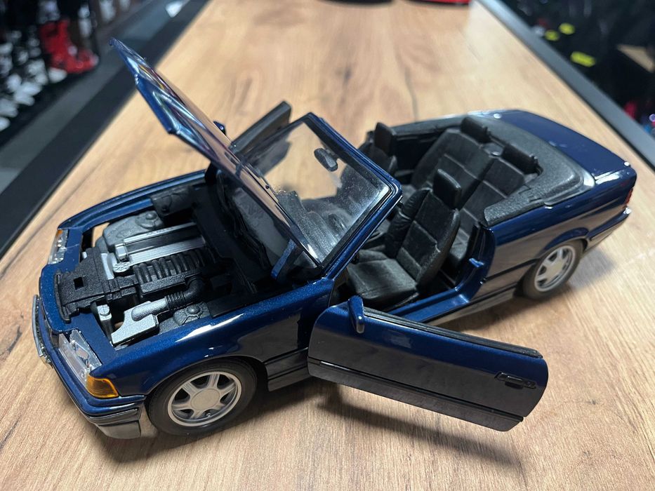 Mетална колекционерска количка модел BMW 325i. 1:18 MAISTO