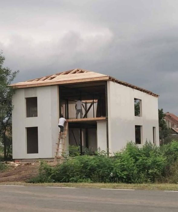 Vând case modulare pe structură metalică învelit cu panouri sandwich