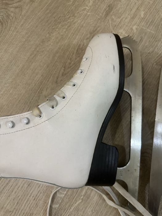 Коньки белые женские