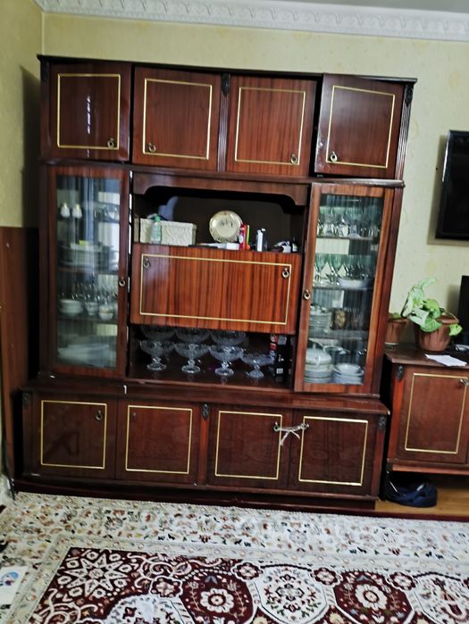 Продам мебель лаковую винтажную комплект
