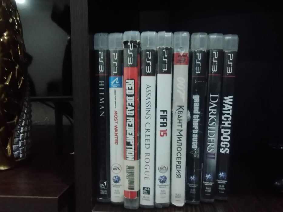 PlayStation 3 slim с 12 дисками  и двумя контроллерами.