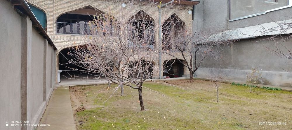 Yawab turilgan uy sotiladi. sharoitlari bor.